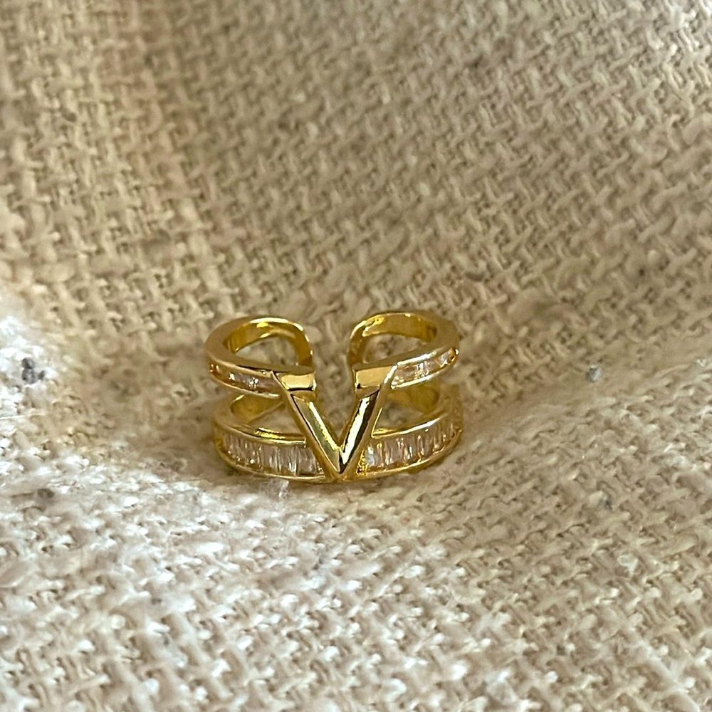 Fashion Goldtone adjustable V Ring